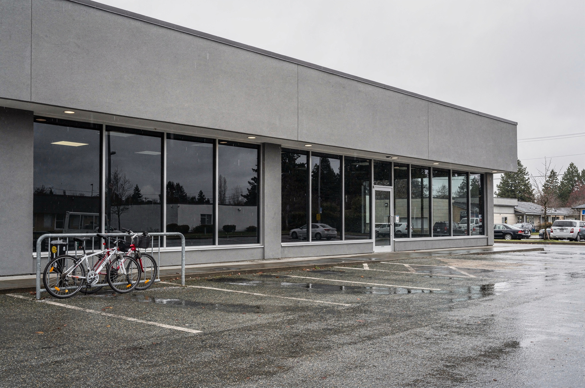 happy tails pet supply langley exterior v3 Langley Dog Parks & Pet Services pet supply store exterior in a langley strip mall with bicycles parked outside | GPS: 49.097539, -122.597491